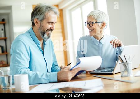 persone anziane che firmano il contratto accordo di affari di ufficio di affare documento Foto Stock