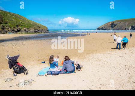 Mawgan Porth spiaggia in Cornovaglia; turisti che si godono il sole su una Cornish staycation spiaggia vacanza nel Regno Unito. Foto Stock