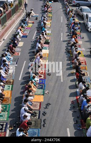 Dhaka, Bangladesh. 5 novembre 2021. Un gran numero di persone si sono riunite per la preghiera del venerdì Jumma per le strade di Dhaka. Foto Stock