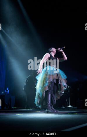 Amy Lee of Evanescence vive in concerto al NIA di Birmingham. Foto Stock