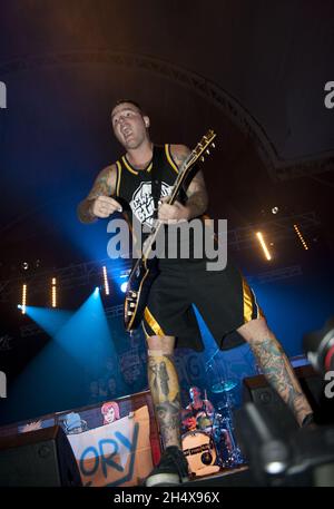 Chad Gilbert di New Found Glory che si esibisce sul palco durante il Tour dei Vans Warped ad Alexandra Palace, Londra. Foto Stock