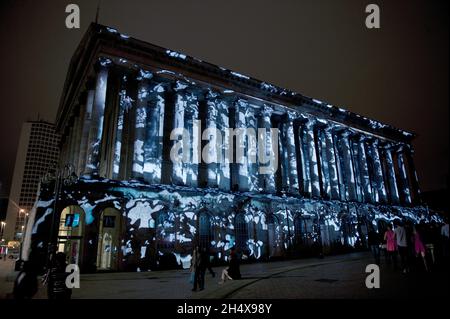 Proiezioni 3D sul municipio di Birmingham creato da Seeper durante Wings of Desire, la performance di chiusura dell'International Dance Festival, a Victoria Square a Birmingham. Foto Stock