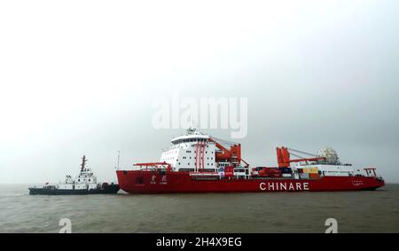 (211105) -- SHANGHAI, 5 novembre 2021 (Xinhua) -- l'icebreaker cinese di ricerca Xuelong, o drago della neve, parte per la 38a spedizione antartica a Shanghai, Cina orientale, il 5 novembre 2021. Il primo gruppo di 154 ricercatori sulla nave tornerà in Cina a metà aprile del prossimo anno. (Istituto di ricerca polare della Cina/Handout via Xinhua) Foto Stock