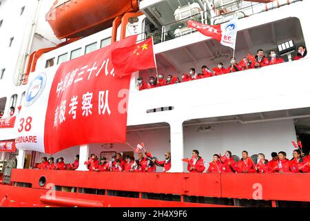 (211105) -- SHANGHAI, 5 novembre 2021 (Xinhua) -- ricercatori cinesi ondano Arrivederci come il rompighiaccio di ricerca Xuelong, o drago della neve, parte per la 38a spedizione antartica a Shanghai, Cina orientale, il 5 novembre 2021. Il primo gruppo di 154 ricercatori sulla nave tornerà in Cina a metà aprile del prossimo anno. (Istituto di ricerca polare della Cina/Handout via Xinhua) Foto Stock