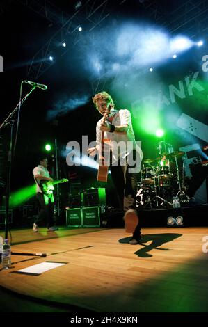 Frank Turner e The Sleeping Souls si esibisce dal vivo in concerto presso la Civic Hall di Wolverhampton Foto Stock