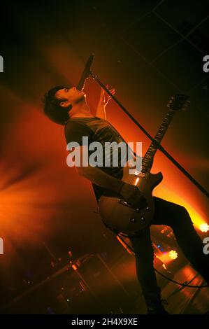 Gary Numan si esibisce dal vivo in concerto presso la piccola Civica di Wolverhampton. Foto Stock