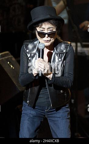 Yoko Ono in concerto durante il Meltdown Festival presso il South Bank Center di Londra. Foto Stock