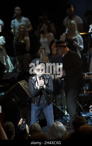 Yoko Ono in concerto durante il Meltdown Festival presso il South Bank Center di Londra. Foto Stock