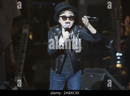 Yoko Ono in concerto durante il Meltdown Festival presso il South Bank Center di Londra. Foto Stock