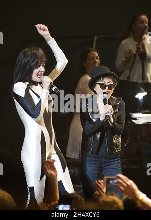 Yoko Ono in concerto durante il Meltdown Festival Performing Double Fantasy, l'ultimo album scritto da John Lennon e Yoko Ono Before John's Death, affiancato da ospiti speciali Siouxie - Londra Foto Stock