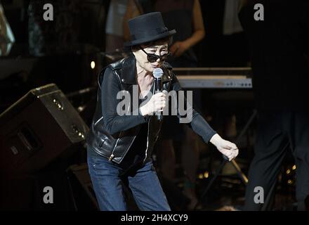 Yoko Ono in concerto durante il Meltdown Festival presso il South Bank Center di Londra. Foto Stock