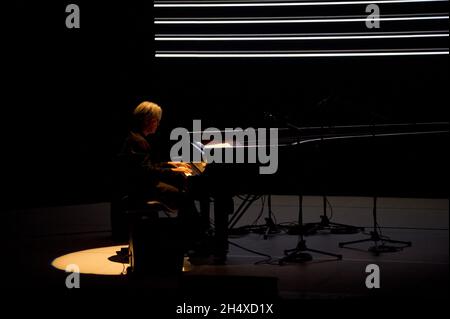 Ryuichi Sakamoto in concerto con Alva noto durante il Meltdown Festival presso il South Bank Center di Londra. Foto Stock