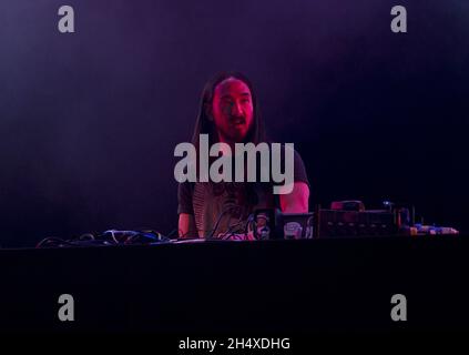 Steve Aoki si esibisce sul palco il giorno 2 del Global Gathering 2013 a Long Marston Airfield, Stratford upon Avon. Foto Stock