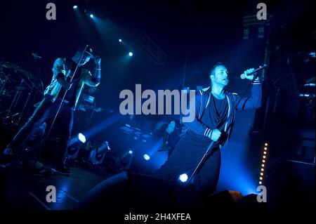 Simon Webbe e Antony Costa of Blue si esibiscono dal vivo sul palco dell'Istituto di Birmingham. Foto Stock