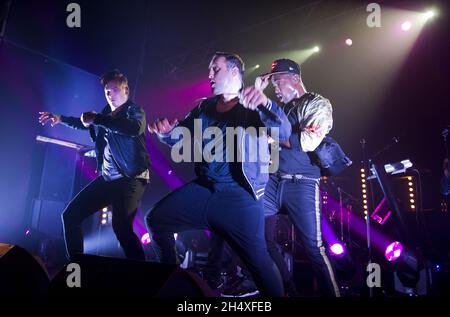 Antony Costa, Simon Webbe e Lee Ryan of Blue si esibiscono dal vivo sul palco dell'Istituto di Birmingham. Foto Stock