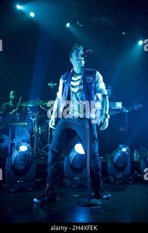 Duncan James of Blue si esibisce dal vivo sul palco all'Institute di Birmingham. Foto Stock