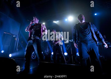 Antony Costa, Simon Webbe, Duncan James e Lee Ryan of Blue si esibiscono dal vivo sul palco dell'Istituto di Birmingham. Foto Stock