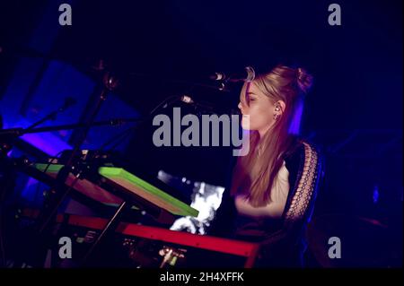 Hannah Reid di London Grammar si esibisce dal vivo sul palco all'Accademia 02 di Birmingham. Foto Stock