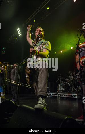 Aaron Barrett di Big Fish Reel vivo sul palco l'8 febbraio 2014 presso l'Accademia 02 di Birmingham Foto Stock