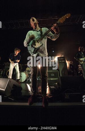 Matthew Shultz e Brad Shultz di Cage the Elephant vivono sul palco l'11 febbraio 2014 presso l'Accademia 02 di Birmingham Foto Stock