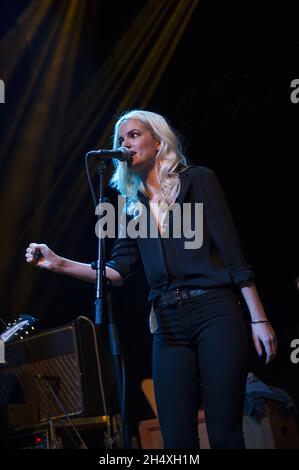 Elektra Kilbey di Say Lou Lou Live sul palco Foto Stock