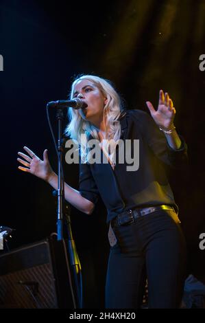 Elektra Kilbey di Say Lou Lou Live sul palco Foto Stock