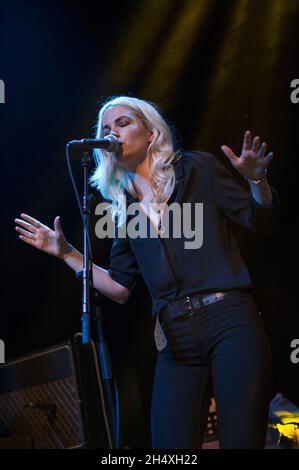 Elektra Kilbey di Say Lou Lou Live sul palco Foto Stock