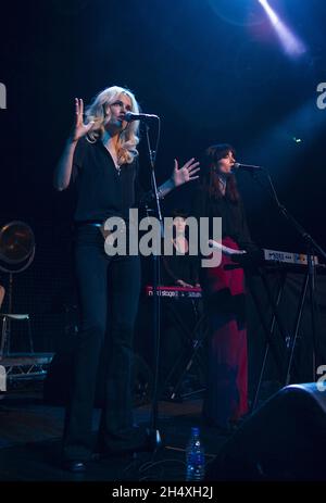 Elektra Kilbey di Say Lou Lou Live sul palco Foto Stock