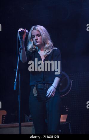 Elektra Kilbey di Say Lou Lou Live sul palco Foto Stock