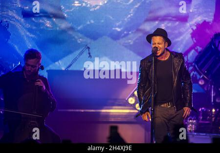 Ryan Tedder e Brent Kutzle di OneRepublic vivono sul palco il 18 marzo 2014 presso l'Accademia 02 di Birmingham Foto Stock