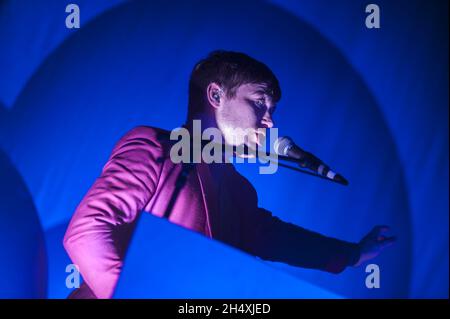Oscar Cash of Metronomy live on stage on 21 marzo 2014 at the Institute - Birmingham Foto Stock