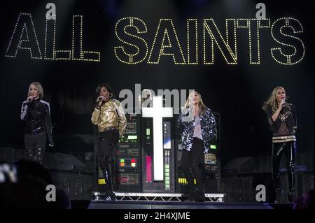 Melanie Blatt, Shaznay Lewis, Nicole Appleton e Natalie Appleton of All Saints suonano sul palco presso la LG Arena di Birmingham, Regno Unito. Foto Stock