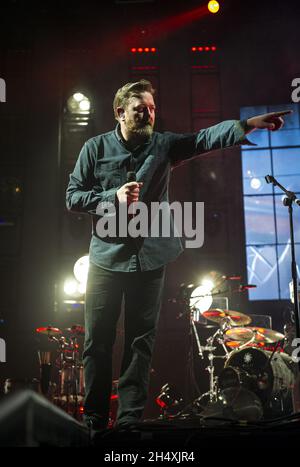 Guy Garvey di Elbow live on stage on 5 April 2014 at LG Arena - Birmingham Foto Stock