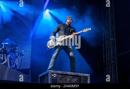 Dave Farrell del Linkin Park live on stage il giorno 2 al Download Festival il 14 giugno 2014 - Donington Park Foto Stock