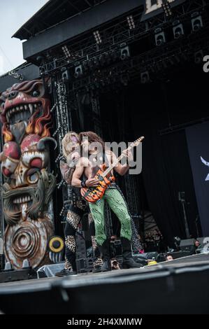 Michael Starr e Satchel of Steel Panther vivono sul palco il giorno 3 al Download Festival il 15 giugno 2014 - Donington Park Foto Stock
