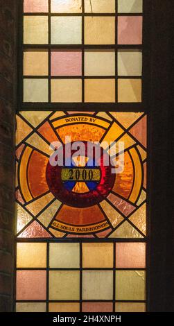 Vetrate colorate per il 2000 millenium illuminato dall'interno di at All Souls Church, Twickenham, Inghilterra Foto Stock