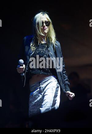 Nicole Appleton of All Saints vive sul palco il giorno 2 del V Festival il 17 agosto 2014 a Weston Park, Staffordshire Foto Stock