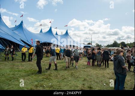 Festival Goers il giorno 2 del V Festival il 17 agosto 2014 a Weston Park, Staffordshire Foto Stock