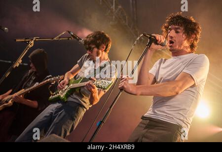 Lias Saudi della famiglia Fat White vive sul palco il giorno 2 al Leeds Festival il 23 agosto 2014 a Bramham Park, Leeds Foto Stock