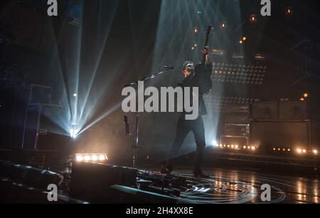 Mike Kerr di Royal Blood live sul palco il giorno 2 al 6 Music Festival il 21 febbraio 2015 a Sage Gateshead, Newcastle upon Tyne, Regno Unito Foto Stock