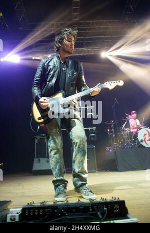 Joe Hottinger di Halestorm si esibisce sul palco presso la Civic Hall il 9 marzo 2015 a Wolverhampton, Regno Unito Foto Stock