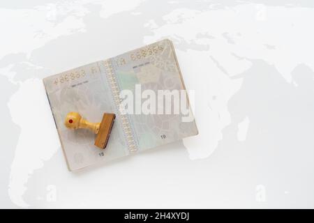 Pagine di passaporto con molti timbri per i visti. Foto Stock