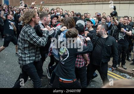 Wade MacNeil of Gallows si esibisce dal vivo al festival Slam Dunk il 25 maggio 2015 a Wolverhampton, Regno Unito Foto Stock