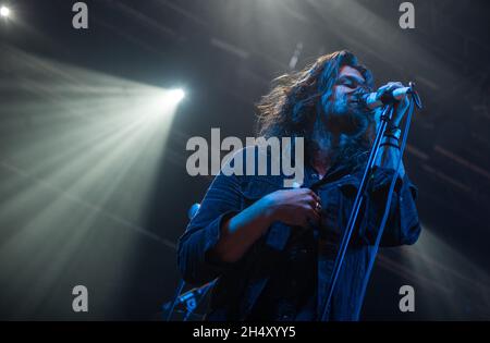 Adam Lazzara di Taking Back Sunday esibendosi dal vivo al festival Slam Dunk il 25 maggio 2015 a Wolverhampton, Regno Unito Foto Stock