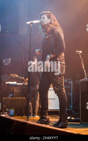Adam Lazzara di Taking Back Sunday esibendosi dal vivo al festival Slam Dunk il 25 maggio 2015 a Wolverhampton, Regno Unito Foto Stock
