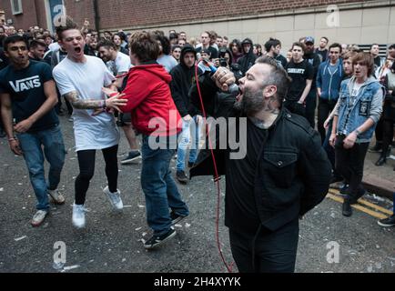 Wade MacNeil of Gallows si esibisce dal vivo al festival Slam Dunk il 25 maggio 2015 a Wolverhampton, Regno Unito Foto Stock