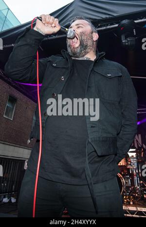 Wade MacNeil of Gallows si esibisce dal vivo al festival Slam Dunk il 25 maggio 2015 a Wolverhampton, Regno Unito Foto Stock