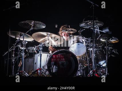 Ashton Irwin di 5 secondi d'estate che si esibisce dal vivo alla Barclaycard Arena il 05 giugno 2015 a Birmingham, Regno Unito Foto Stock