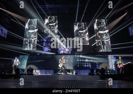 Luke Hemmings, Michael Clifford, Calum Hood, e Ashton Irwin di 5 secondi d'estate che si esibiscono dal vivo alla Barclaycard Arena il 05 giugno 2015 a Birmingham, Regno Unito Foto Stock