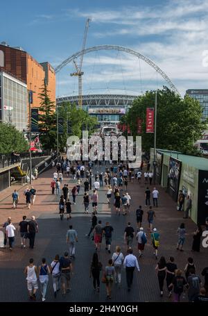 La folla arriverà al concerto AC/DC al Wembley Stadium il 04 luglio 2015 a Londra, Regno Unito Foto Stock